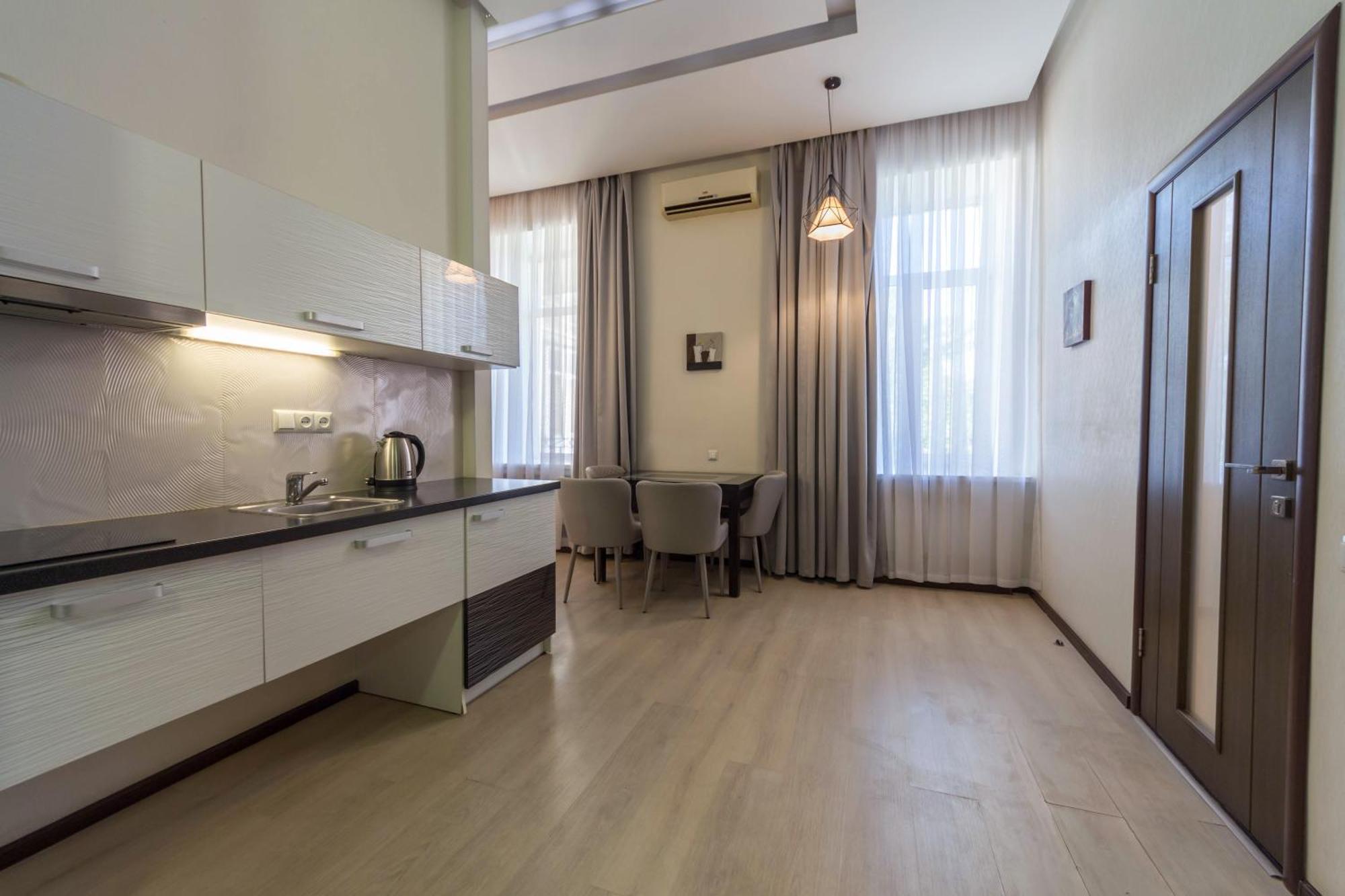Dayflat Apartments On Mykhailivs'Ka Kyiv Exterior photo